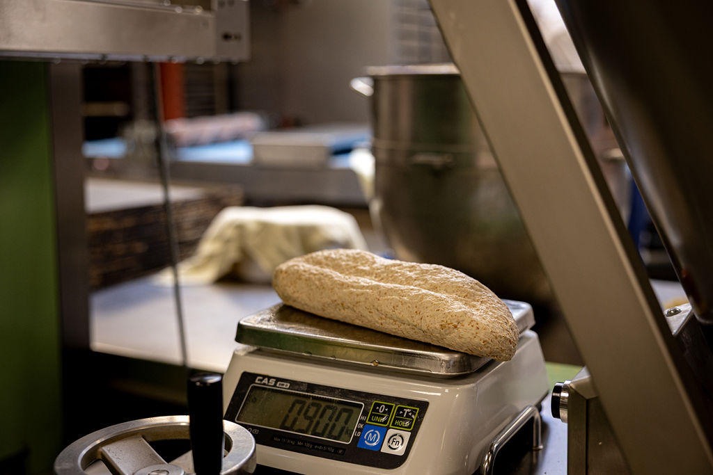 Deegstuk op de weegschaal, exact 900 gram, klaar voor het rijzen