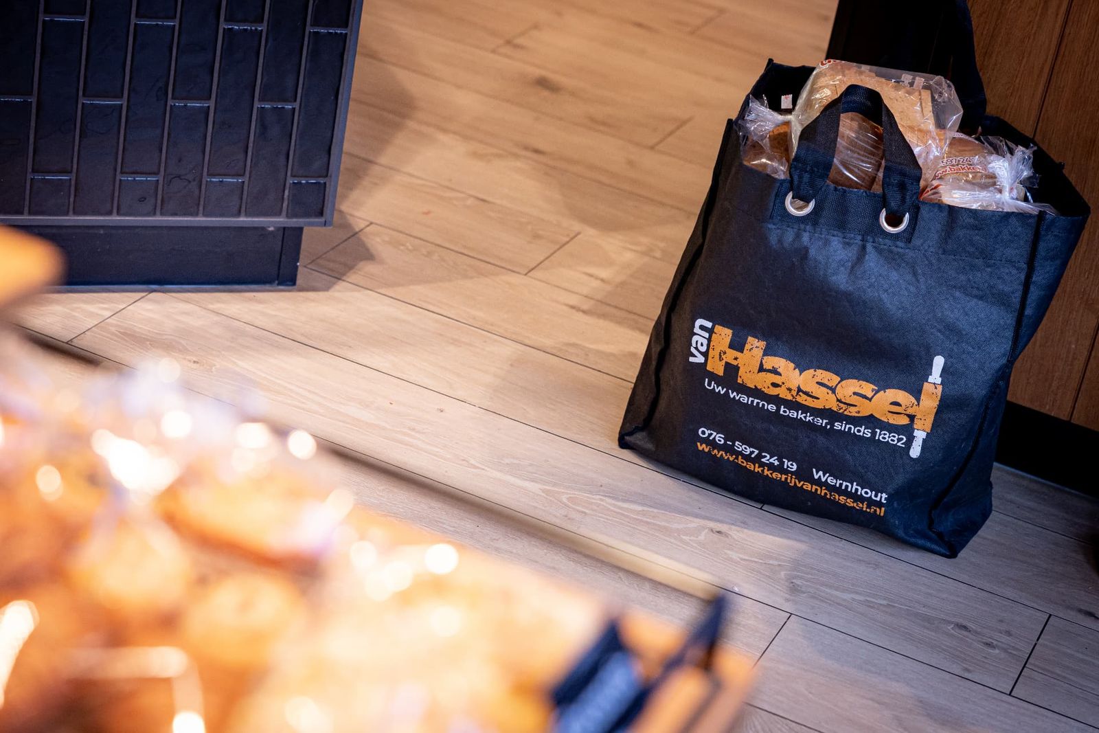 Tas van Bakkerij van Hassel gevuld met vers brood